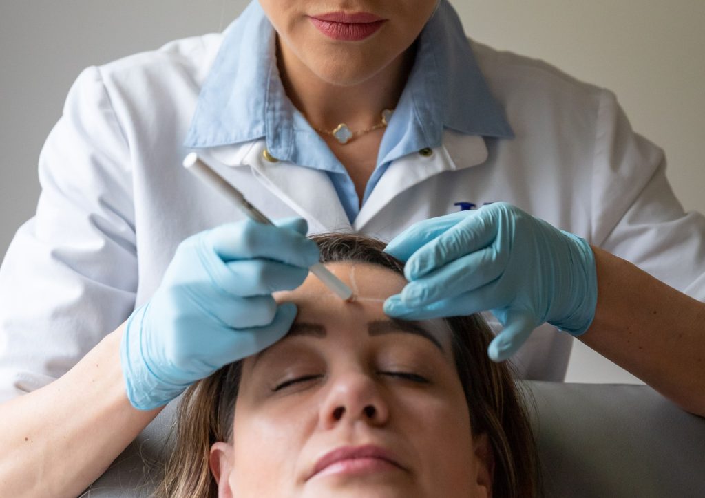 Cosmetisch arts Annebeth Kroeskop behandelt een vrouw met een full face filler behandeling in haar kliniek in Amsterdam Zuid.
