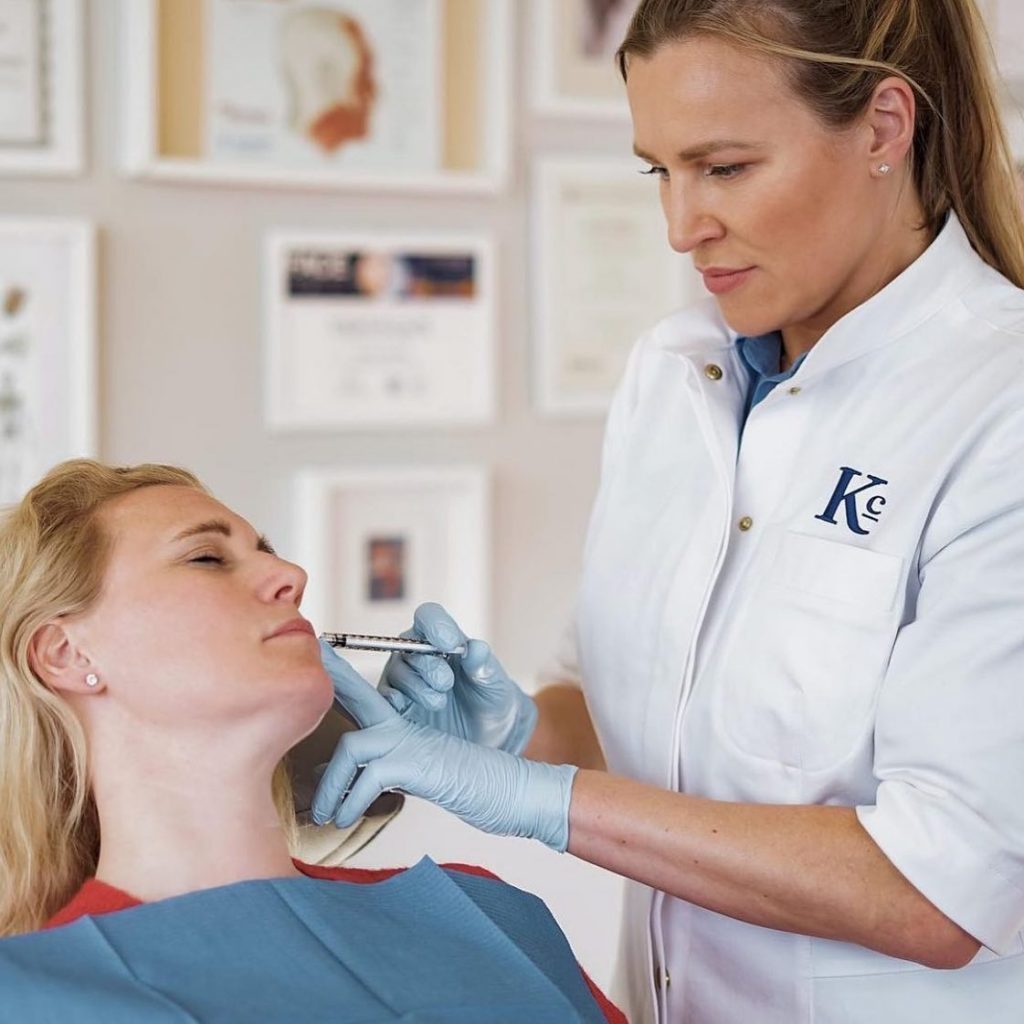 In Amsterdam Zuid behandelt cosmetisch arts Annebeth Kroeskop een cliënt met een injectable gezichtsbehandeling.